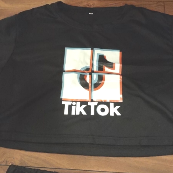 Tik Tok Crop Top Shorts Set With Face Mask - Picture 2 of 7